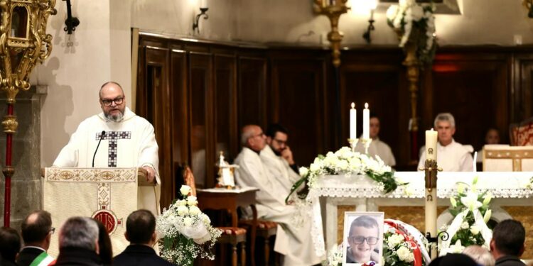Folla ai funerali del piccolo Giovanni Trame. Il parroco: «il male non si spiega, si combatte»