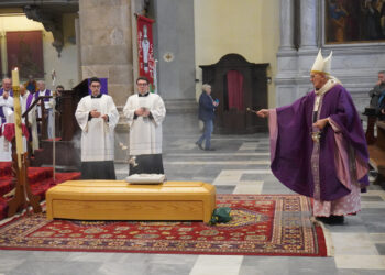 Mons. Causero, fede profonda, grande umiltà e disponibilità. Le parole di mons. Lamba alle esequie