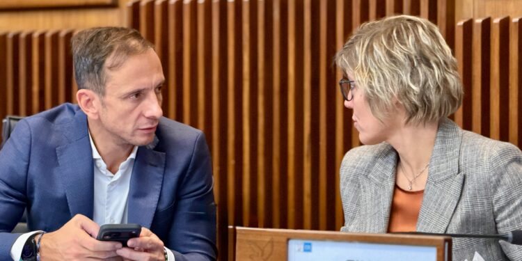 500 euro al mese per un anno e fino a 40 mila euro per la casa alle donne fino ai 30 anni che decidono di avere un figlio