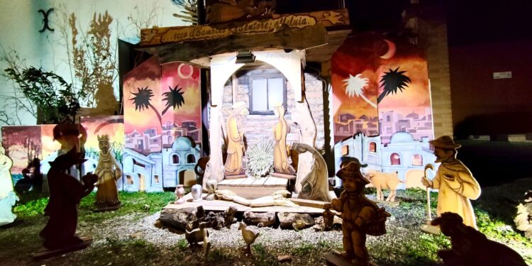 Pozzo. Via San Rocco illuminata da 70 presepi