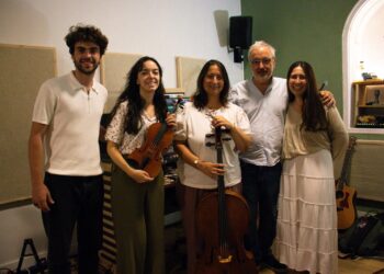 18 canti in 4 lingue per l’album “Luz en la noche