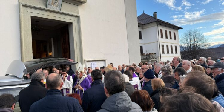 In tantissimi a Ovaro per l’addio commosso a mons. Pellarini