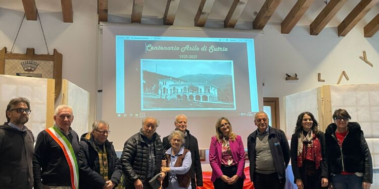Festeggiati a Sutrio i 100 anni dell’asilo. «Importante sostegno alle famiglie»