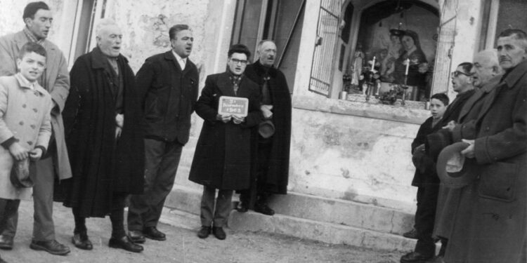 «Cantôrs! Vignît, vignît!» A Cercivento auguri di casa in casa con l’antico canto del Gjesù cjamìn