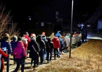 Notte di preghiera e speranza. In 400 in cammino a Zuglio. L’Arcivescovo: «Voci di un bene silenzioso»
