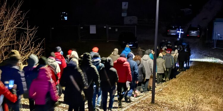 Notte di preghiera e speranza. In 400 in cammino a Zuglio. L’Arcivescovo: «Voci di un bene silenzioso»