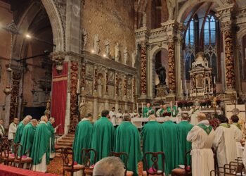 Coraggiosa, senza chiusure, così la Chiesa si rigenera. Vescovi, sacerdoti e laici a confronto