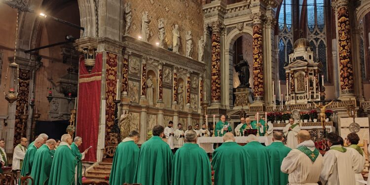 Coraggiosa, senza chiusure, così la Chiesa si rigenera. Vescovi, sacerdoti e laici a confronto
