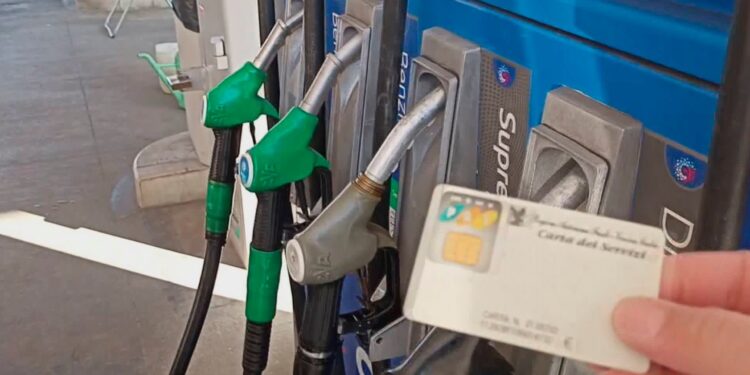 Carta carburanti e Spid a pagamento, le novità e come adeguarsi