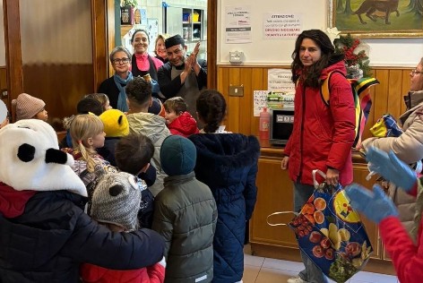 Raccolta straordinaria alla Mensa Caritas. C’è anche chi ha rinunciato ai doni di Natale e chi devolve i buoni pasto