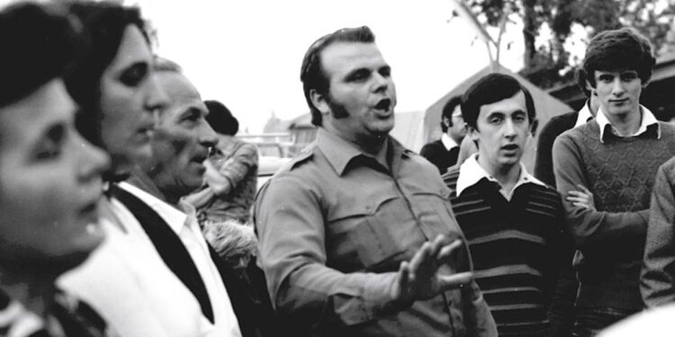 In TV la serie documentaria sui preti del terremoto: «Prima le fabbriche, poi le case, poi le chiese»