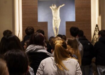 Centinaia di giovani in preghiera a Gemona. L’Arcivescovo: «Siamo fragili, ma amati da Dio»