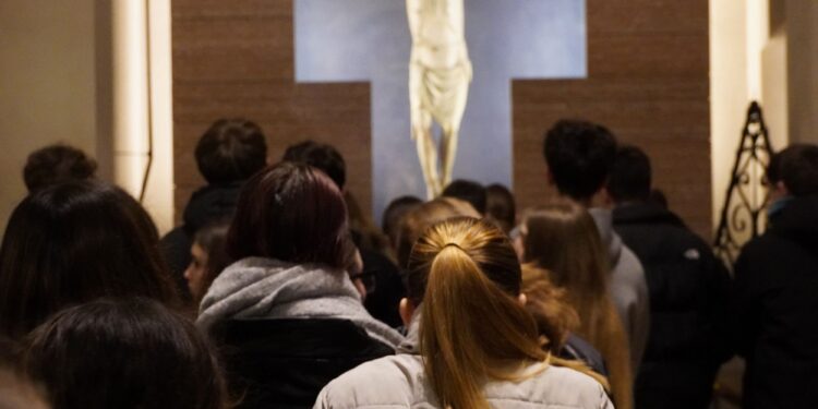 Centinaia di giovani in preghiera a Gemona. L’Arcivescovo: «Siamo fragili, ma amati da Dio»