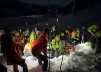Due valanghe in Friuli, muore scialpinista. Cinque salvati