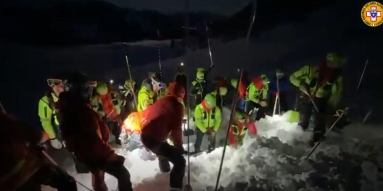 Due valanghe in Friuli, muore scialpinista. Cinque salvati