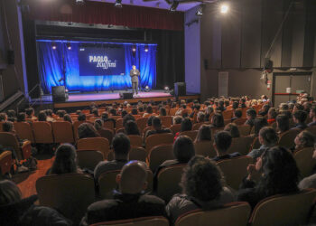 Palamostre tutto esaurito per l’attore Paolo Ruffini davanti ai giovani donatori di sangue