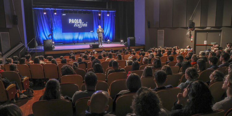 Palamostre tutto esaurito per l’attore Paolo Ruffini davanti ai giovani donatori di sangue