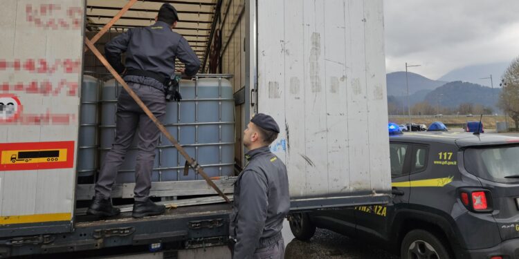 Contrabbando, sequestrati 420 mila litri di carburante, 25 denunciati. Evasione da oltre 1 milione di euro
