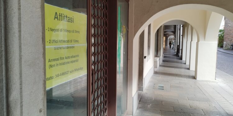 A Udine sempre meno negozi, ma più ristoranti