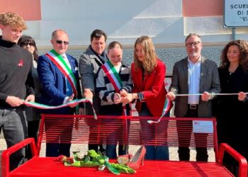 Una panchina rossa all’Isis Manzini