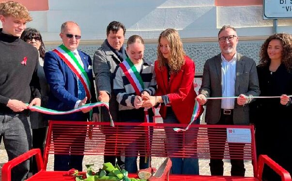 Una panchina rossa all’Isis Manzini