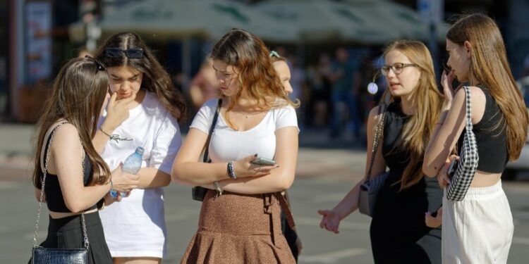 Giovani, il 24% «sotto pressione», ma con voglia di partecipare