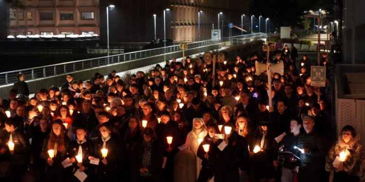 Nei viali dell’ospedale, Via Crucis con l’Arcivescovo animata dai giovani