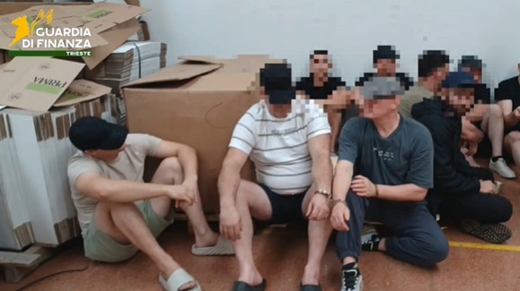 Operai reclusi e fabbrica fantasma a Gonars. Scoperto maxi traffico di sigarette