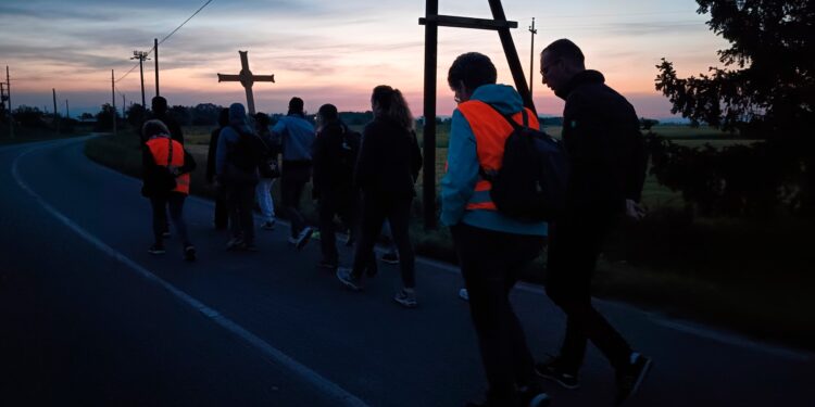 Tra memoria e spiritualità, una notte di cammino tra le chiese di Gemona