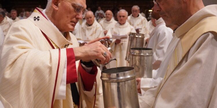 In cammino verso la Pasqua. Messa del Crisma con 29 giubilei sacerdotali e Triduo