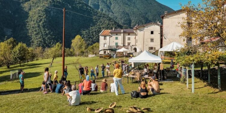 A Stavoli, il borgo montano che si raggiunge solo a piedi, weekend di “Intrecci”