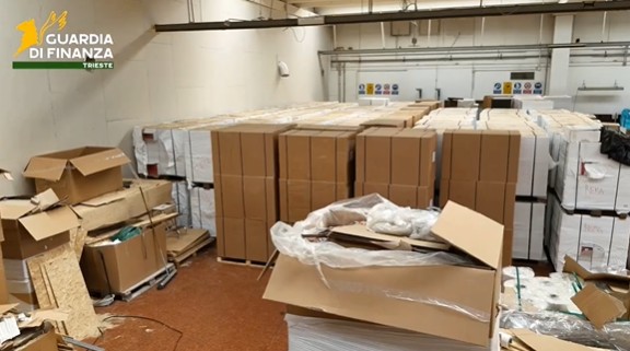 Operai reclusi e fabbrica fantasma a Gonars. Scoperto maxi traffico di sigarette