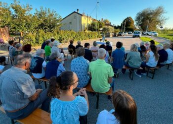 Maggio mese di Maria. Il Rosario nelle corti e alle ancone. Suor Flavia: «Catena d’amore»