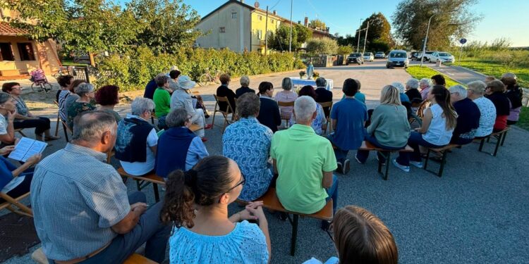 Maggio mese di Maria. Il Rosario nelle corti e alle ancone. Suor Flavia: «Catena d’amore»