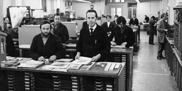 Giornalisti e tipografi insieme sui banconi di Arti Grafiche per far nascere “la Vita Cattolica”