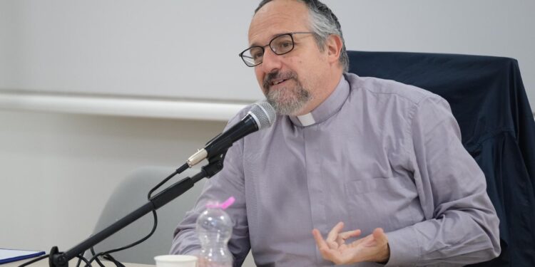 Social media e cittadinanza digitale, don Luca Peyron: «Riscoprire libertà e verità»