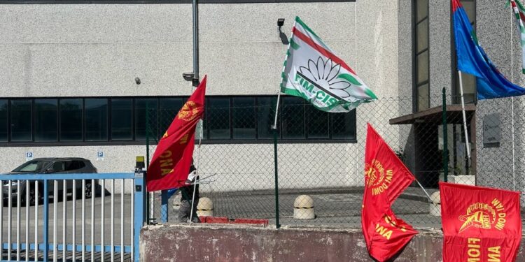 Electrolux, l’azienda non cede. Protesta dei sindacati al Giro d’Italia