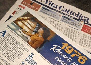 Un inserto raccoglie gli 60 elaborati del concorso “1976. Racconti per ricordare”. Si vota con il coupon cartaceo