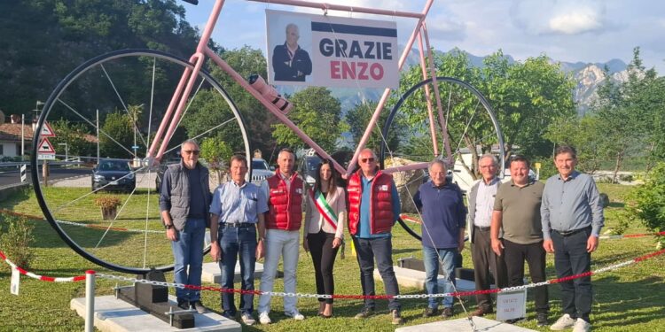 Braulins. La mega bici “saluta” il Giro d’Italia