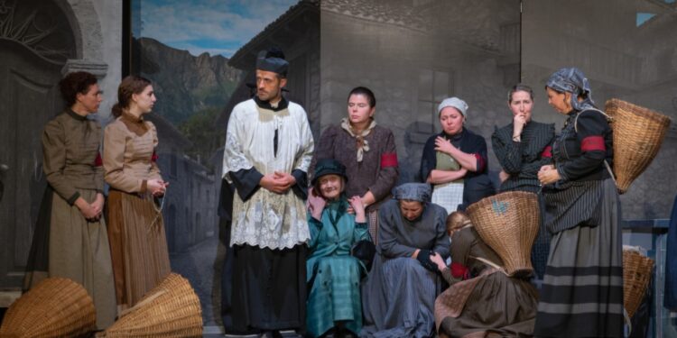 Pre Florian e i “Fruçums d’amòr” delle portatrici carniche al teatro di Tricesimo