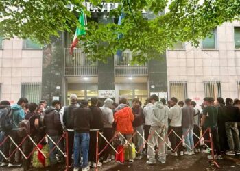 Nel limbo, in attesa davanti alla Questura di Udine