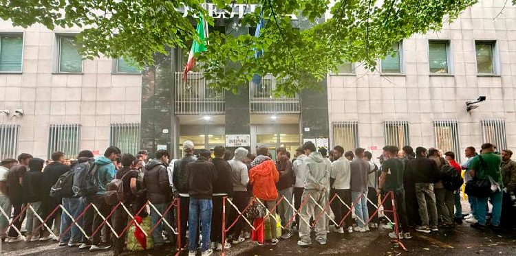 Nel limbo, in attesa davanti alla Questura di Udine