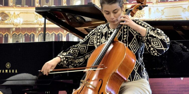 Giulia Mazza, violoncellista non udente. «Sento le note con il corpo. La musica non è solo ascolto»