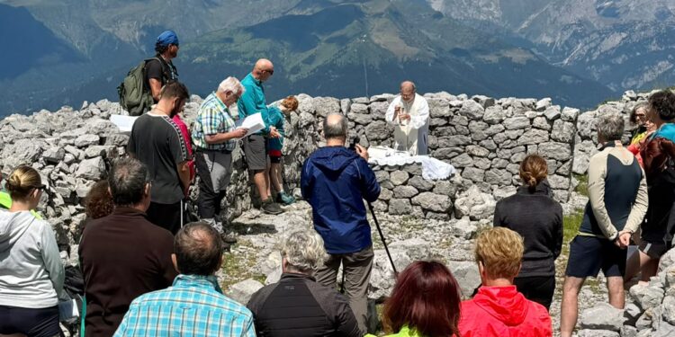 Una chiesa sotto il cielo, sul Monte Tersadia