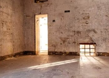 I muri del carcere di Udine prendono vita grazie alle fotografie di Ulderica da Pozzo. La mostra dal 20 agosto a Salars
