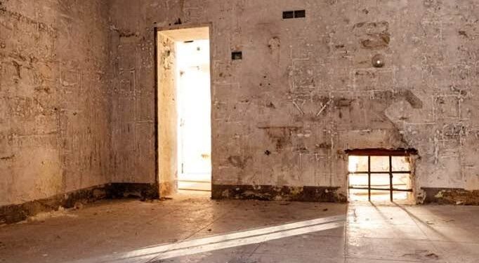 I muri del carcere di Udine prendono vita grazie alle fotografie di Ulderica da Pozzo. La mostra dal 20 agosto a Salars