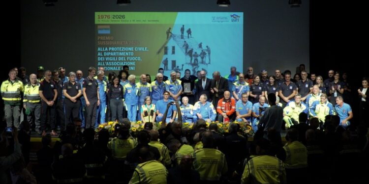 Tolmezzo. Premi sussidiarietà a Protezione civile, Vigili del fuoco e Ana