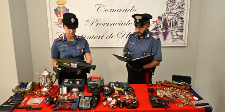 Due ladri arrestati, recuperati 90 mila euro di refurtiva e il decodificatore per aprire le blindate