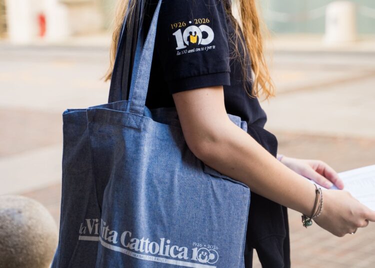 Un regalo per Natale? La Vita Cattolica da indossare!