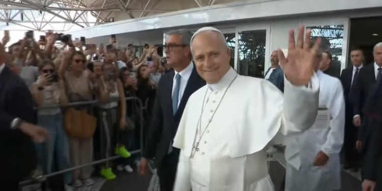Papa Leone XIV dimesso dall’ospedale. E quella telefonata con Putin…